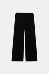 Pantalón de pierna recta color tostado, con tiro medio y cintura elástica. Confeccionado en hilatura con mezcla de viscosa.