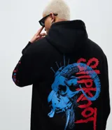 Buzo con capucha de corte relajado, color negro, con estampado frontal y en la manga con el logo de la banda Slipknot en tonos rojos y azules.