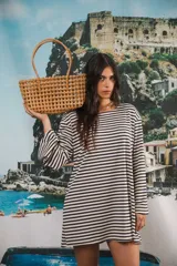 Vestido corto a rayas horizontales en blanco y negro, de corte oversize y mangas acampanadas.