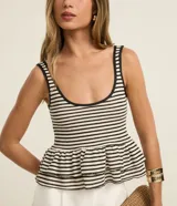 Blusa peplum sin mangas con escote U y estampa rayada.