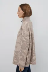 Buzo de tejido de punto con cierre frontal, cuello alto y diseño estampado en tonos beige y marrón.