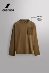 Camiseta de algodón de corte relajado (relaxed fit), color verde oliva, con cuello redondo, manga larga y bolsillo plastrón con cierre de cremallera en el pecho.