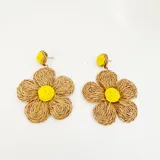 Aros colgantes con forma de flor, hechos con rafia color beige y centro amarillo.