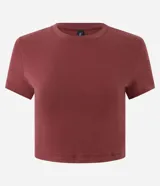 Blusa femenina cropped color bordó, con mangas cortas y cuello redondo. Confeccionada en algodón certificado BCI.