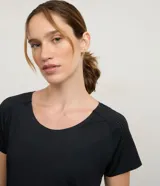 Remera deportiva Get Over de microfibra color negro, con cuello redondo, mangas cortas y paneles laterales con perforaciones para mayor ventilación.
