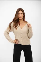 Saco tipo cardigan de tejido de punto en color beige, con escote en V, cierre frontal con botones y mangas largas.