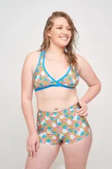 Corpiño de bikini triangular con estampado de hojas en tonos azules y contorno en color verde agua.