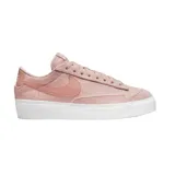 Championes Nike Blazer Low Platform de color rosado con textura de tejido tipo waffle. Presenta el icónico swoosh de Nike en el lateral en un tono rosado más intenso, cordones al tono y una suela de plataforma blanca de goma.