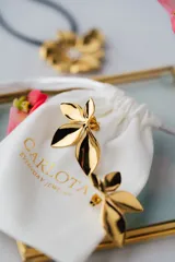 Aros dorados con forma de hojas.
