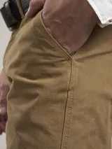 Pantalón de gabardina azul marino, corte slim fit, con bolsillos laterales y traseros.