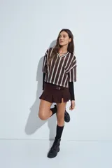 Remera de estilo deportivo con cuello en V y mangas cortas amplias. Presenta un diseño de rayas verticales en tonos marrones, blancos y líneas finas en fucsia, confeccionada en tejido de red.