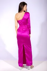 Vestido largo de fiesta azul eléctrico, asimétrico, con un hombro descubierto y una manga larga. Presenta detalle de strass plateado en el escote y en la abertura lateral de la falda.