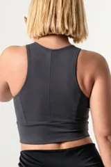 Top deportivo de color azul francia, con escote redondo y breteles anchos. Presenta un diseño de faja ancha en la parte inferior para mayor sujeción y ajuste al cuerpo.