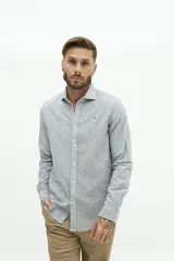 Camisa de manga larga de lino y algodón, color blanco con rayas verticales en tonos gris y beige. Presenta un corte semi slim y un pequeño logo bordado en el pecho.