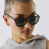 Lentes de sol Kubu Minor con montura redonda transparente y lentes polarizados negros. Protección UV 400, categoría 3. Fabricados con policarbonato francés.