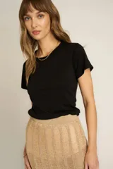 Remera de manga corta, cuello redondo y silueta entallada, confeccionada en jersey de algodón suave.