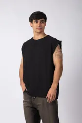 Musculosa oversize de tejido de lino con textura marcada, corte suelto, cuello redondo y terminaciones deshilachadas en las sisas.