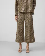Pantalón culotte de poliéster con estampado animal print, pierna recta y largo sobre el tobillo.