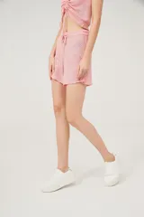 Short tejido a crochet color rosado, con cintura elástica y cordón ajustable.