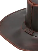 Sombrero de cuero marrón estilo australiano, con ojales metálicos laterales para ventilación y ala ancha.