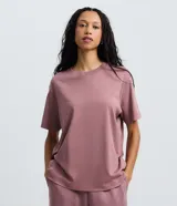 Remera boxy de manga corta y cuello redondo, confeccionada en algodón liso negro de corte holgado.