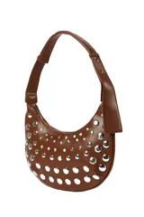 Cartera tipo baguette color marrón, con diseño de media luna y adornos de tachas plateadas de diferentes tamaños. Tiene una correa ajustable y cierre de cremallera.