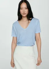 Remera de lino celeste con cuello en V y mangas cortas, de corte recto y ligero.