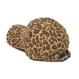 Gorra tipo baseball con estampado de leopardo y detalles desgastados en la visera.