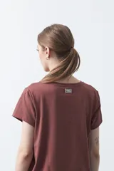 Remera básica de manga corta en color blanco, con cuello redondo y detalle de pliegues sutiles en los hombros.