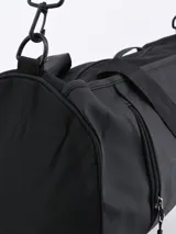 Bolso deportivo negro con asas de mano y correa de hombro.