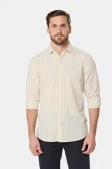 Camisa de lino de manga larga con diseño de rayas verticales en tonos verde y blanco, cuello camisero, cierre frontal de botones y bordado sutil en el pecho.