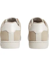 Zapatillas urbanas de cuero color beige con logo "CK" en blanco en el lateral. Suela de goma blanca con la inscripción "Calvin Klein Jeans".