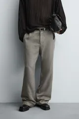 Pantalón de corte flare fit, con diseño de estructura sutil, bolsillos frontales y bolsillos traseros de vivo. Cuenta con cierre frontal de cremallera y botón.
