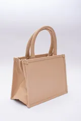 Cartera pequeña color beige, con diseño acolchado en forma de rombos. Tiene doble asa corta y correa larga desmontable y regulable.