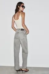 Jeans de tiro alto, pernera recta y larga, estilo clásico con cinco bolsillos, cierre frontal con cremallera y botón metálico.