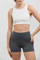 Minishort deportivo de tiro alto con bolsillos laterales, confeccionado en tejido elastizado de compresión media.