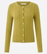 Cardigan de punto canelado color verde oliva, con cuello redondo, manga larga y cierre frontal abotonado.