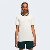 Camiseta Adidas Originals de corte holgado, color blanco con cuello redondo acanalado en color verde oscuro. Presenta un diseño sutilmente texturizado y el logo del trébol bordado en el pecho.
