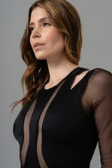 Body negro de lycra y microtul, con manga larga, cortes en los hombros y broches en la entrepierna.