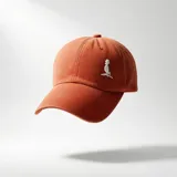 Gorra de béisbol de jean color naranja con bordado blanco en el frente. Cuenta con visera curva y ajuste posterior.