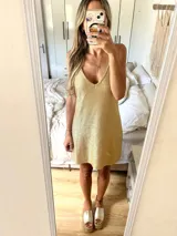 Vestido corto dorado con breteles finos y escote en V.