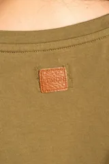 Remera de algodón peinado color negro, con mangas cortas de broderie con diseño calado y terminación festoneada. Presenta un corte oversize y cuello redondo.