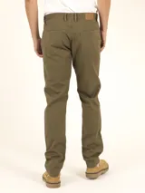 Pantalón de algodón sarga, modelo 5 bolsillos, con cierre de botones de metal en tono plata viejo y bolsillos traseros de parche.