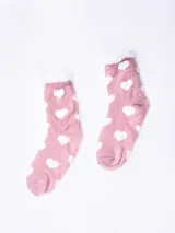 Medias blancas con estampado de corazones en tonos rosados y detalle de sherpa en el borde superior.