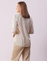 Camisa a rayas verticales color crema y blanco, marca Alex & Jordan. Cuello con solapa, abertura central con botones y bolsillo aplicado en el pecho.