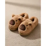 Pantuflas cerradas de peluche color beige con diseño de capibara, orejas marrones y suela antideslizante.