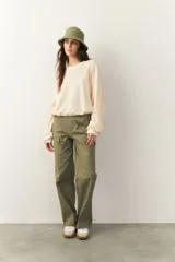 Buzo celeste cropped de manga larga con puños y cordones ajustables en la cintura.