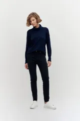 Pantalón de jean slim fit color azul marino.
