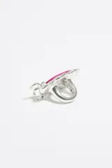 Anillo plateado con forma de escarabajo y ágata natural rosa.