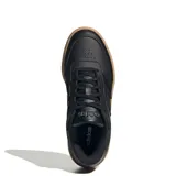 Championes Adidas Courtblock Bold con diseño de plataforma. Presentan un exterior de cuero sintético negro con las icónicas tres bandas laterales y una suela tipo cupsole de goma en color tostado.